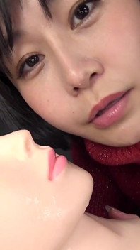 Tomoka Akari bave et crache sur un mannequin, avec des gros plans sur son énorme langue