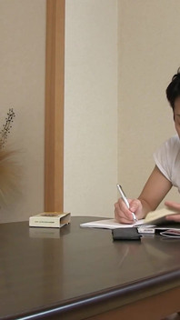Japanische haus-MILF braucht einen jungen schwanz, um ihre nasse muschi zu ficken