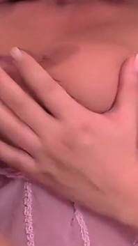 Peituda menina recebe um trabalho de peitos duros e dupla penetração em sexo a três sujo