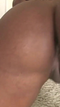 Ella te seduce con la masturbación de juguete sexual para alimentar su boca anal en un trío.