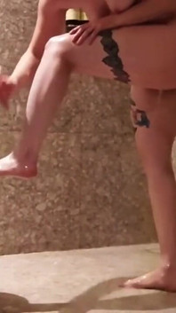 Ho registrato un cliente dell'hotel che si masturba nella doccia