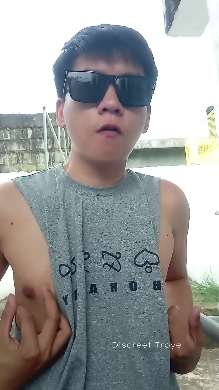 Troye_AsianPinoy: Bel ragazzo filippino quasi sorpreso a masturbarsi fuori dalla casa...