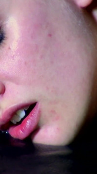 Brunette meid wordt gedomineerd en gestraft met een neukmachine