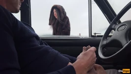 Estranho me deu uma punheta pela janela do carro no estacionamento