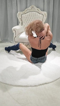 Đường cong quần jeans xanh