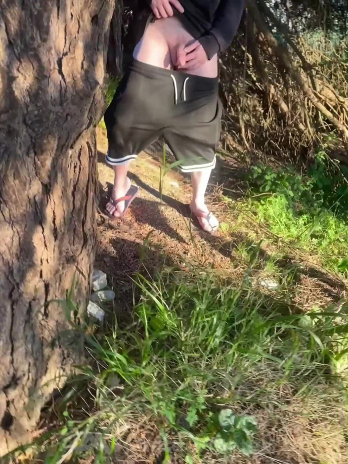 AmateurBoysPissing: Ein Rothaariger Junge Ging Im Wald Pinkeln Und Sein Freund...