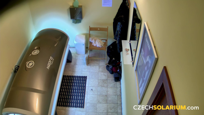 Czech Solarium: Czech Solarium 71：年轻的黑发女郎表演性感