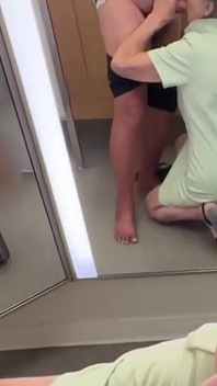 Blowjob in einer umkleidekabine des kaufhauses