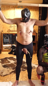 Slečna Ziliam, slečna Karla a Kiki fisting femdom připínákem