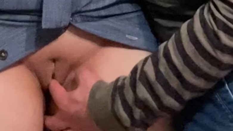 PriyaNaavya: Passe-temps coquin ! Un vieux doigte sa chatte parfaite en public