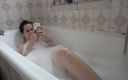Anna Sky: Quente milf Anna toma banho e mostra seus pés