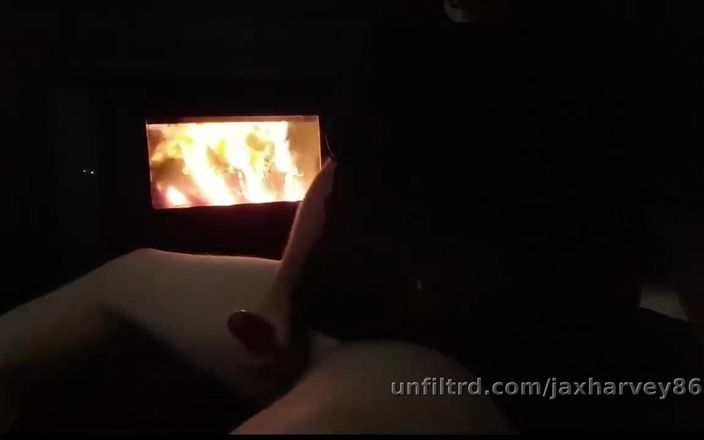 Jax harvey: Gemendo e bordo il mio grosso cazzo con il fuoco...