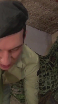 Exklusives video ohne gummi: Sexy und geile militärs verstecken sich, um anal zu ficken