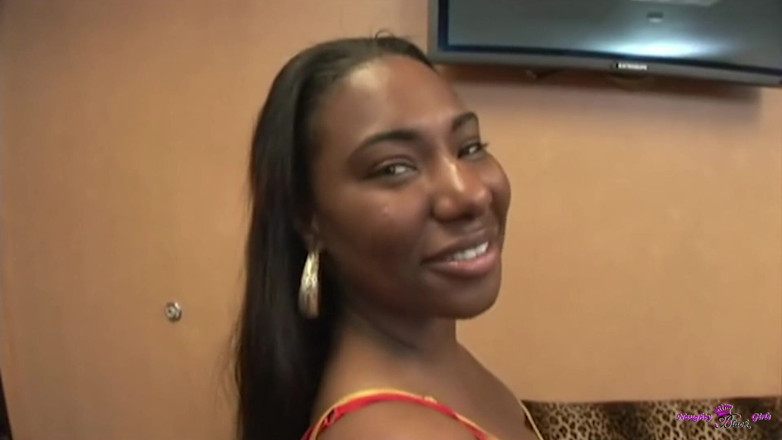 Naughty Black Girls: Em primeiro plano - Doce peituda natural menina negra India experimenta...