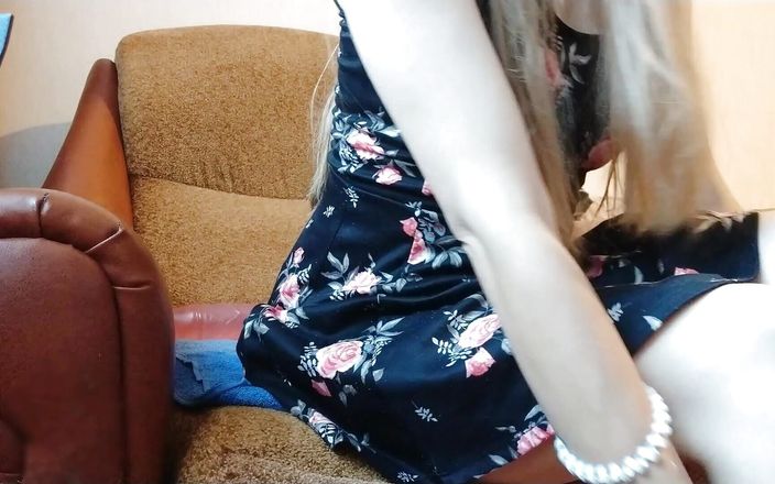 Lizaveta: Leitosa milf se fode com um vibrador e esguicha leite!