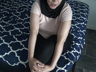 Souzan Halabi: 埃及处女脱下头巾玩弄她紧致的阴户