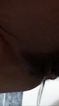 Cewek sange dengan memek berbulu lagi asik kencing dan di-anal habis-habisan