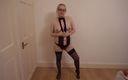Horny vixen: Striptease dançando em lingerie de renda preta e meias