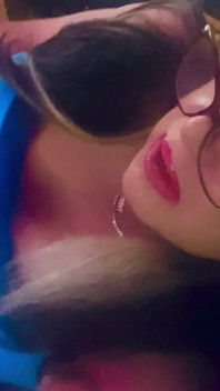 Krissy Sweets hladí její péro