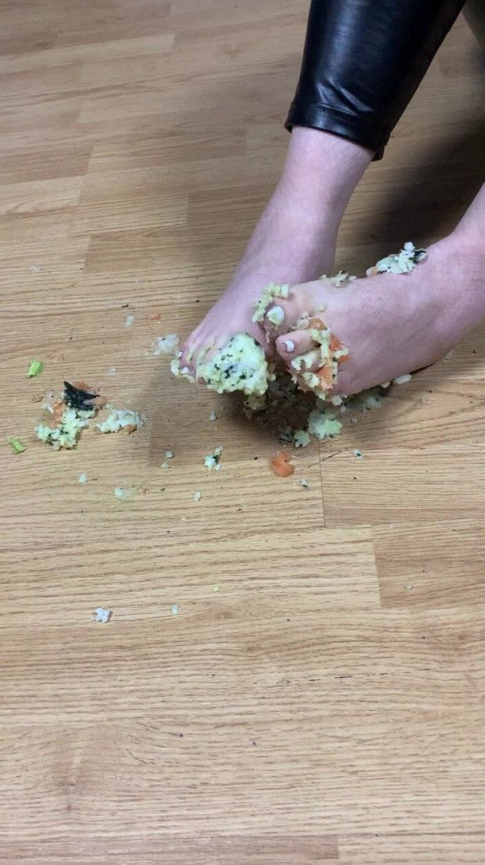 Maitresse Clara: Își ia masa datorită picioarelor mele...