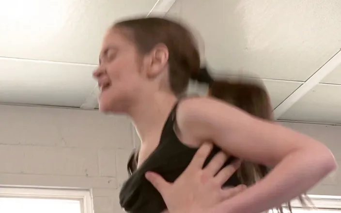 Lethal Teens: Calda ragazza scopata da un grosso ragazzo in palestra