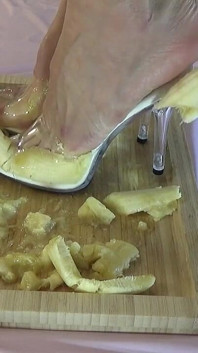 Я раздавливаю бананы своими красивыми ногами на высоких каблуках
