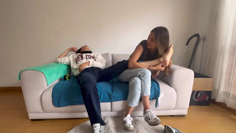 scarlettandc: 땀에 젖은 발 냄새와 마사지로 페티쉬를 보여주는 여친