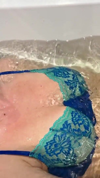 Hilfloser Meerjungfrau Untergetauchte Masturbation Atem-Spiel-Perspektive