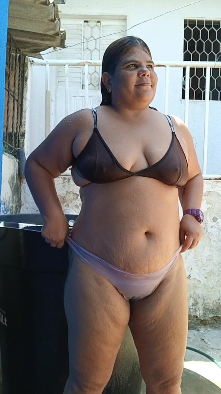 Adribella69: 내 큰 엉덩이를 보고 싶어하는 이웃의 야외 목욕