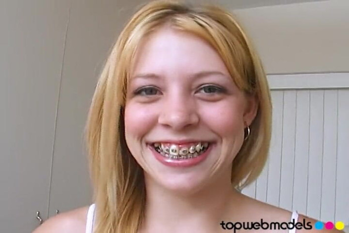 Top Web Models: Leah Luv Roztomilá 19letá s rovnátky Obrovský penis Deepthroat kouření a...