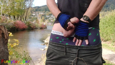 Funnyboy-Ger: En gay emo-kille runkar av sin tjocka kuk mot Tegernsee...