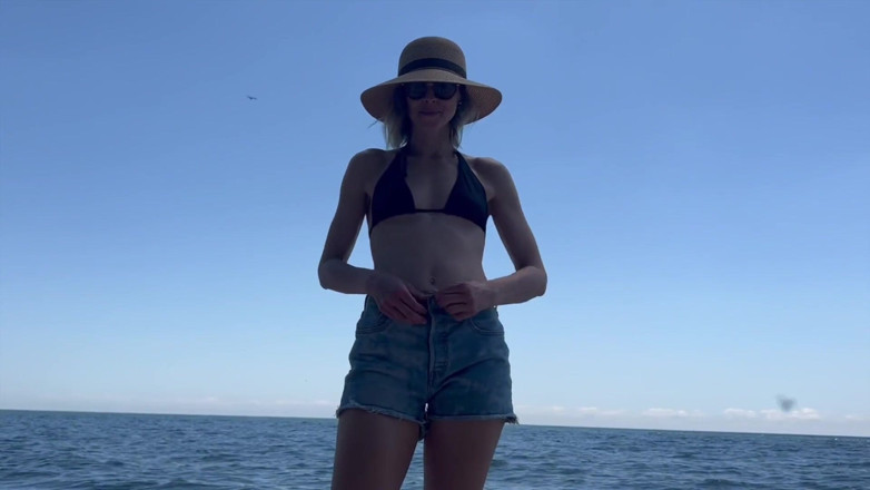 Serenity Cox: เมียเย็ดสามีกับเพื่อนบนชายหาด แล้วโดนแตกในคู่ / สล็อปปี้เซคคอนด์