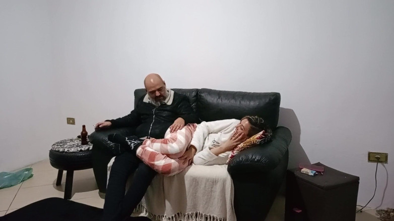 Gabi SweetCouplesStories: Stiefvader komt thuis en vindt zijn stiefdochter op de bank...