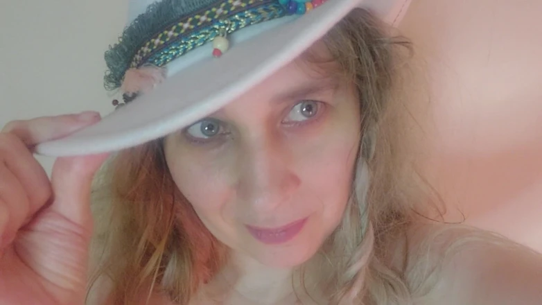 Nicolette69w: She Went to Dildo in a Hat