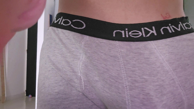 Tunenitovergon: Brunette bangun dengan kontol di mulutnya