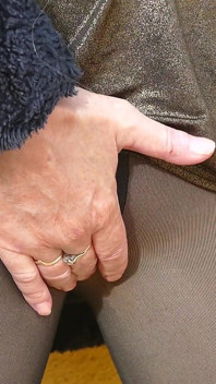 Masturbándose Juego Anal Y Follando Con Los Dedos De Cerca Al Aire Libre En Medias Y Tacones Altos