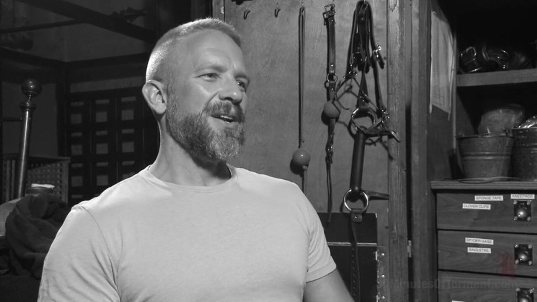 30 Minutes of Torment: Hunk Dirk Caber yang berotot tanpa diseksa