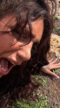 Scogliera all'aperto fisting gape - troia tatuata spalancata largo