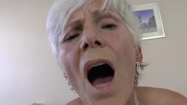 Mature Climax - 100% Mature Videos: Dövmeli yaşlı kadın otel odasında sikiliyor