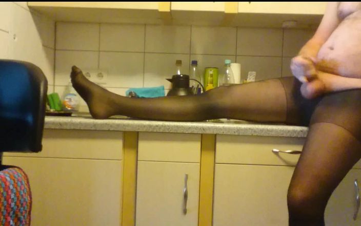 Carmen_Nylonjunge: Arrapato si masturba in belle calze straniere