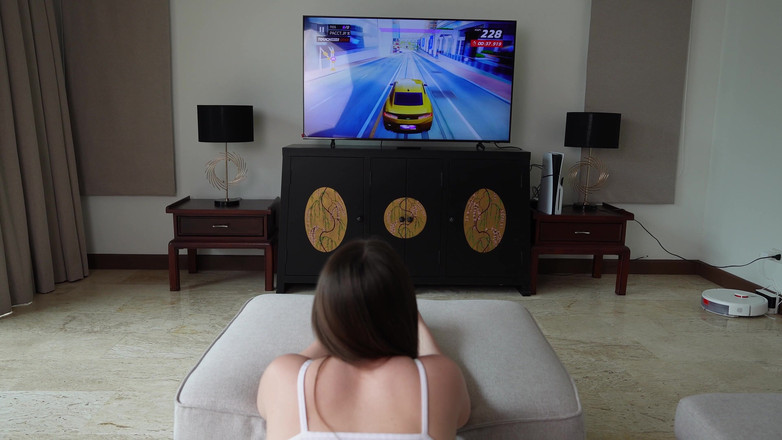 Arina_Love: Kejutan seks anal sambil bermain game: dientot habis-habisan dari belakang
