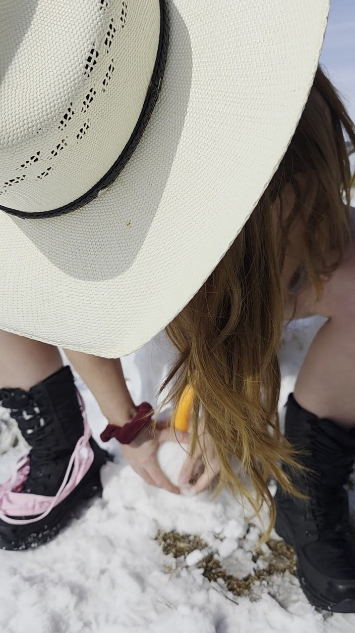 NaughtyRedFarmgirl: La rossa scopa gelosa la faccia del pupazzo di neve