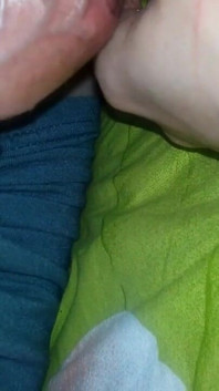 La mano della mia sorellastra è coperta di presborra e poi di sperma denso
