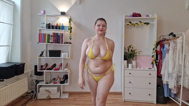 Tina Angel: Une modèle perd son bikini sur une passerelle et gênée...