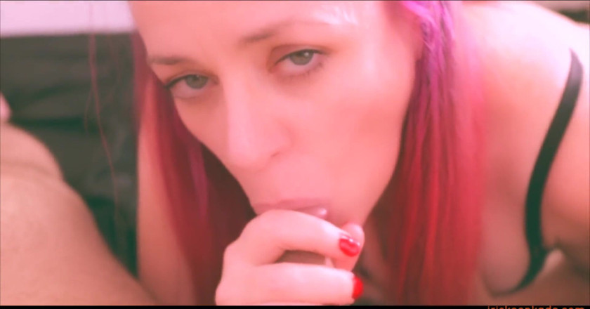 Iris Keenkade: Blowjob-frühstück im bett!
