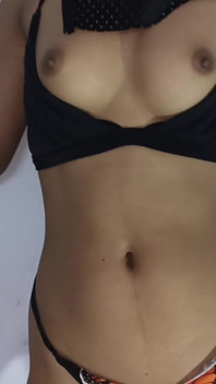Awek desi cantik 19 tahun tarian seksi dan hisap yang cantik