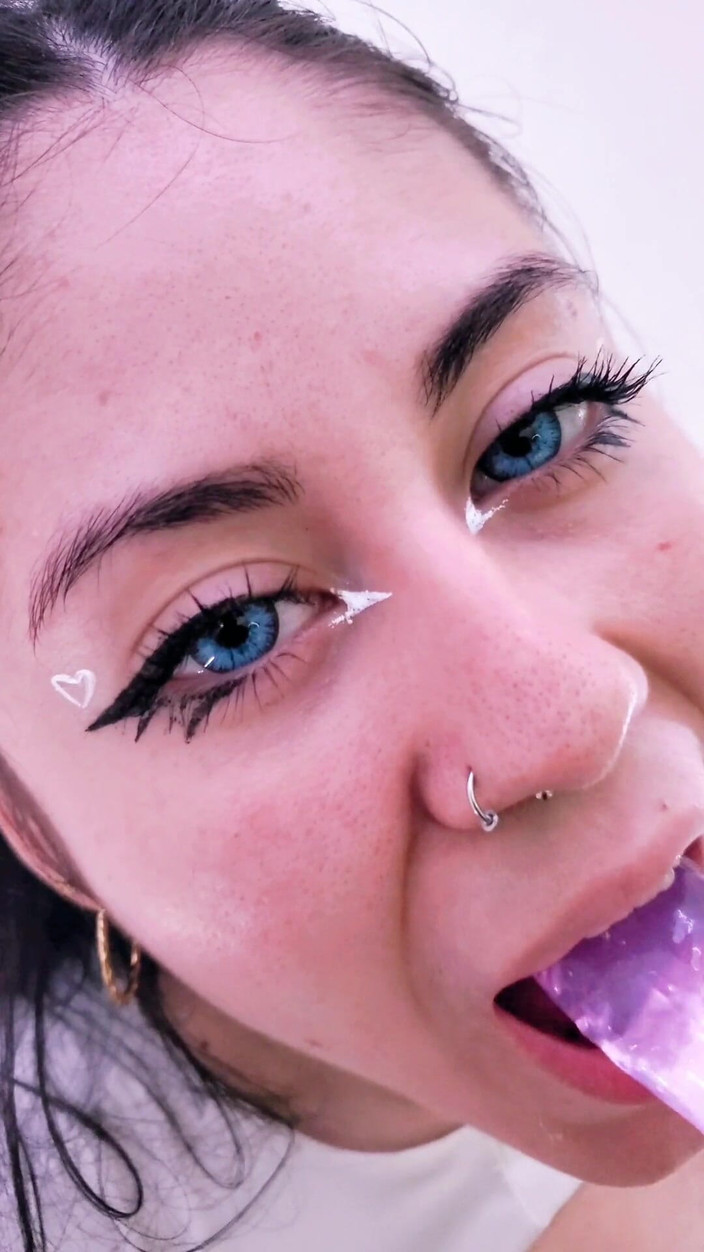 DherlyDoll: 大学生のダーリードールが私のチンコをしゃぶるのはとても美味しく、とても楽しんでいる