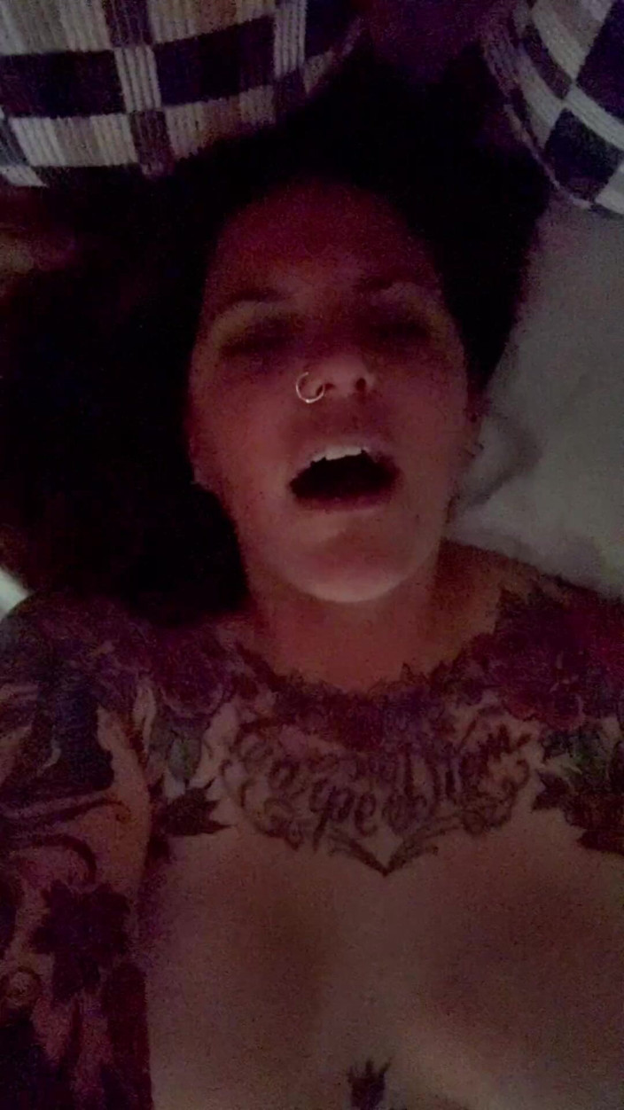 Carrie Capri: Masturbacja i orgazm tak ostro w środku nocy