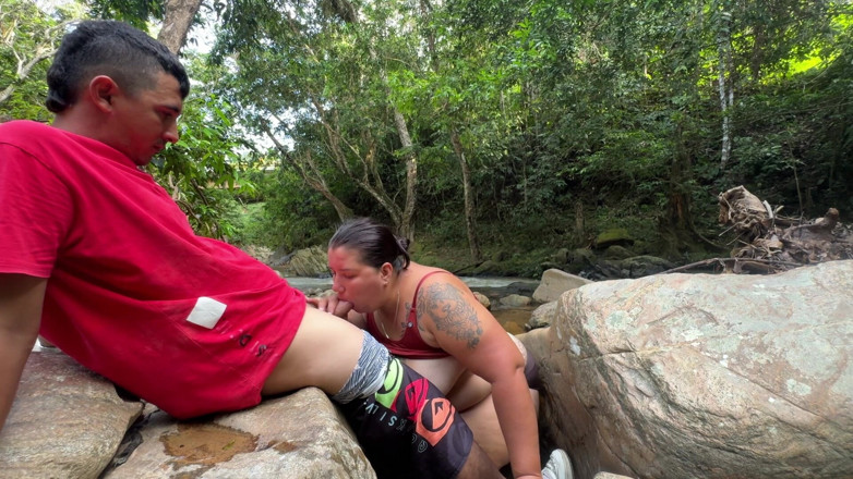 Lexly_16: Homem mostra e se masturba pau perto de uma mulher...