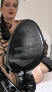 ¡Cuidado de la suela del tacón alto y olisqueando pies que huelen dulce! Lady Victoria Valente